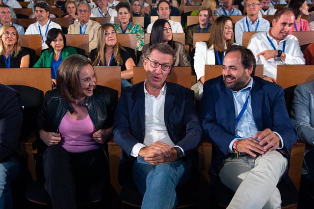 Archivo - (I-D) La secretaria general del PP, Cuca Gamarra; el presidente del PP, Alberto Núñez Feijóo; y el presidente del PP de Castilla La Mancha, Paco Núñez; durante la celebración de XXV la Unión Interparlamentaria Popular en el Hotel Beatriz, a 17 d