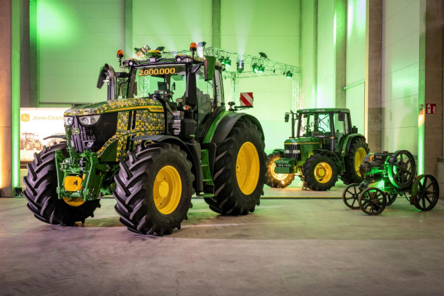 Archivo - Un tractor de John Deere modelo 6R 250