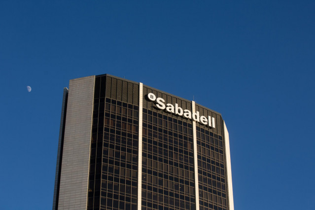 Archivo - Fachada de la sede del Banco Sabadell en la Avenida Diagonal de Barcelona.