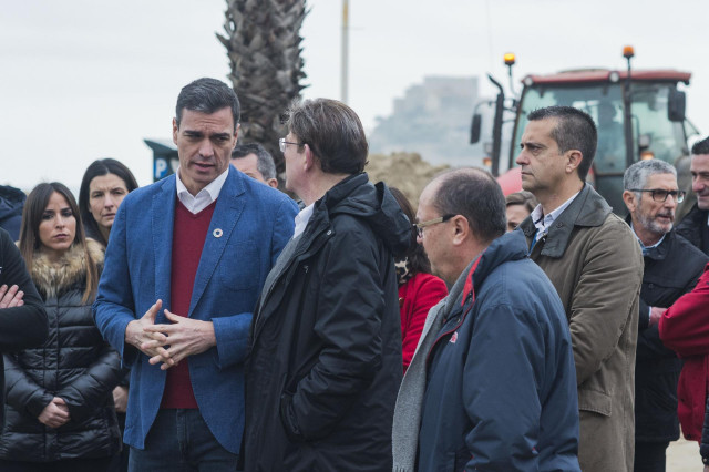 Archivo - El presidente del Gobierno, Pedro Sánchez, y el presidente de la Generalitat, Ximo Puig,