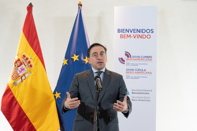 El ministro de Asuntos Exteriores, José Manuel Albares, comparece ante los medios a su llegada a la XXVIII Cumbre Iberoamericana