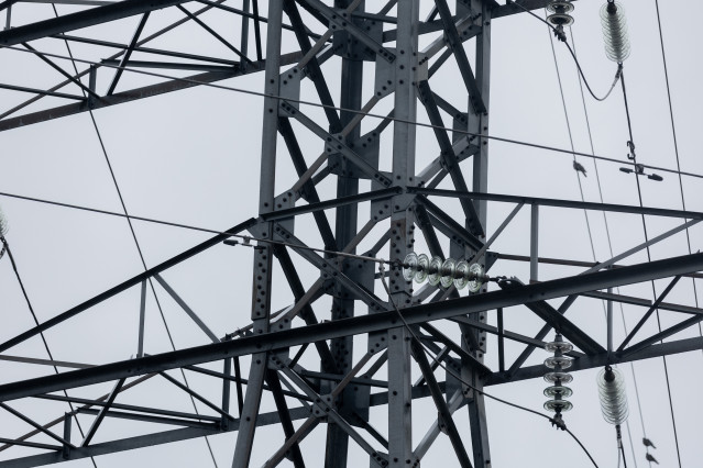 Archivo - Vista de una torre de alta tensión, en Madrid (España). El precio de la luz bajará este viernes un 29,45%, hasta los 59,15 euros/MWh