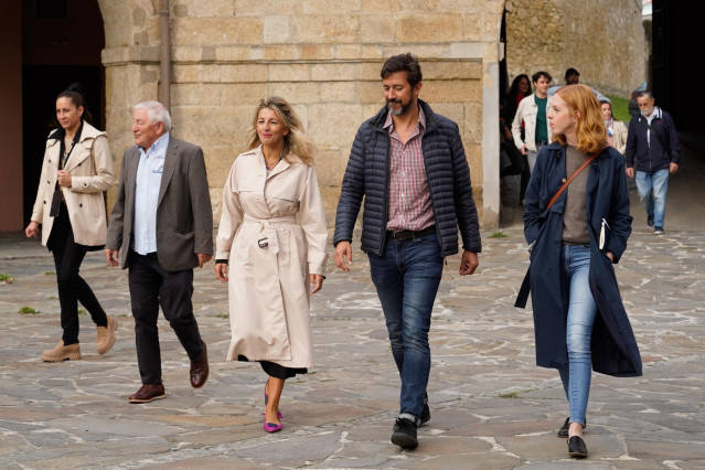 Archivo - La vicepresidenta segunda del Gobierno y ministra de Trabajo y Economía Social, Yolanda Díaz (3i); el portavoz de En Común Galicia, Antón Gómez-Reino (4i) y la secretaria de Organización de Podemos, Lilith Verstrynge (1d), a su llegada a un home