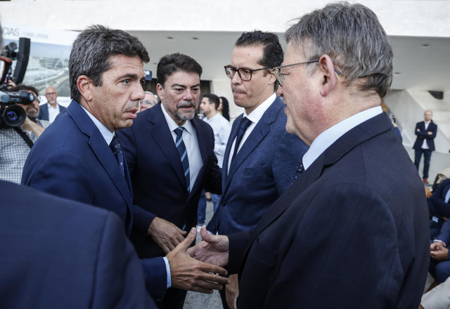 Archivo - El 'president' de la Generalitat, Ximo Puig (1d), saluda al presidente de la Diputación de Alicante y del PPCV, Carlos Mazón (1i), en una imagen de archivo