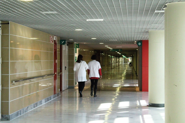 Archivo - Médicos en un pasillo de un hospital