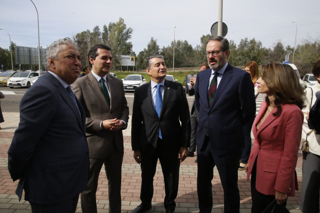 Sanz (centro), con cargos públicos del Ayuntamiento y la Junta en Córdoba.