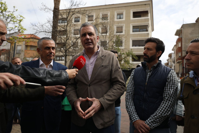 El vicepresidente de Vox, Javier Ortega Smith, atiende a los medios en Navalmoral de la Mata