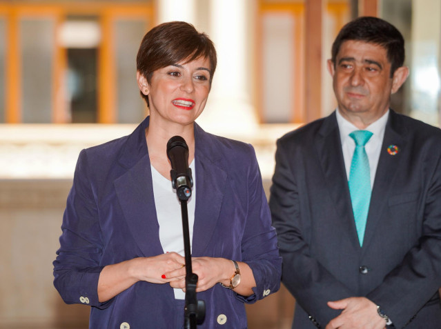 La ministra de Política Territorial y portavoz del Gobierno, Isabel Rodríguez, atiende a los medios de comunicación durante la visita institucional a la Diputación Provincial de Jaén, a 24 de marzo de 2023 en Jaén (Andalucía, España). La ministra de Polít