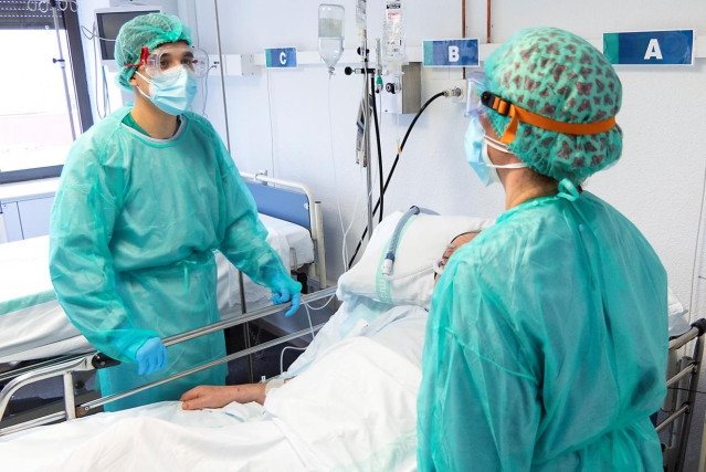 Archivo - Positivo, COVID, sanitario,