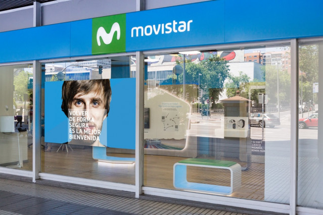 Archivo - Tienda de Movistar en la calle General Perón (Madrid)