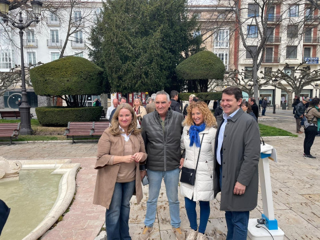 Mañueco junto a la candidata del PP a la Alcalía de Burgos, junto a dos simpatizantes.