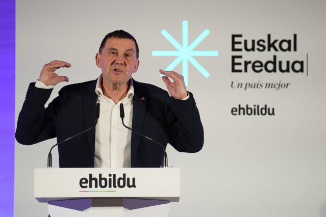 Archivo - El coordinador general de EH Bildu, Arnaldo Otegi, interviene en un acto en el que EH Bildu