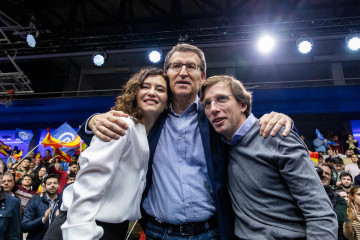 Archivo - (I-D) La presidenta de la Comunidad de Madrid, Isabel Díaz Ayuso, el presidente del Partido Popular, Alberto Núñez Feijóo, y el alcalde de Madrid, José Luis Martínez-Almeida, se abraza