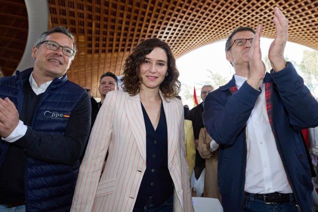 (I-D) El portavoz del Partido Popular en la Asamblea de Madrid, Alfonso Serrano; la presidenta de la Comunidad de Madrid y del PP madrileño, Isabel Díaz Ayuso; y el presidente del Partido Popular, Alberto Núñez Feijóo; asisten a la Fiesta de la Hispanidad