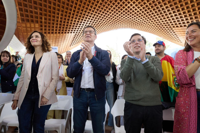 (I-D) La presidenta de la Comunidad de Madrid, Isabel Díaz Ayuso; el presidente del Partido Popular, Alberto Núñez Feijóo; y el alcalde de Madrid, José Luis Martínez-Almeida; en la Fiesta de la Hispanidad del PPa 25 de marzo de 2023, en Madrid (España).