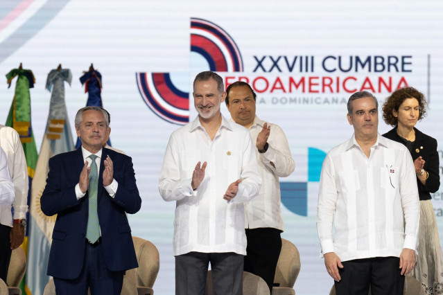EL Rey Felipe VI (c), y el presidente de la República Dominicana, Luis Abidaner en el acto inaugural de la XXVIII Cumbre Iberoamericana de Jefes de Estado y de Gobierno, a 24 de marzo de 2023, en Santo Domingo (República Dominicana).