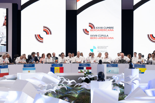 El presidente de República Dominicana, Luis Abinader (c), ofrece un discurso al inicio de una sesión plenaria en la XXVIII Cumbre Iberoamericana de Jefes de Estado y de Gobierno