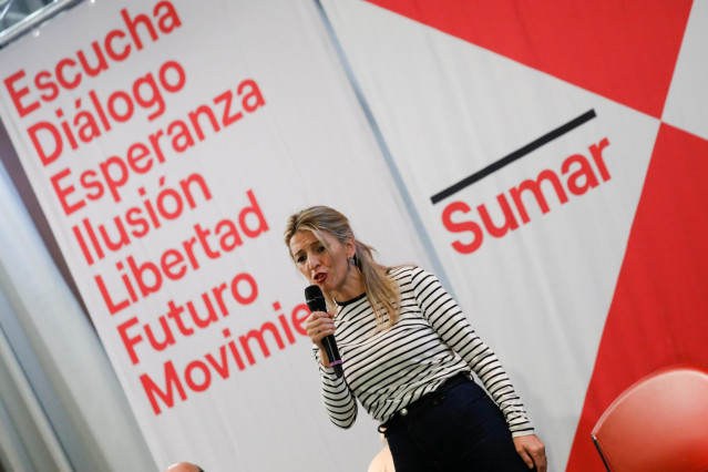 La vicepresidenta segunda del Gobierno y ministra de Trabajo y Economía Social, Yolanda Díaz, escucha durante un acto de escucha de Sumar, a 25 de febrero de 2023, en Murcia, Región de Murcia, (España).