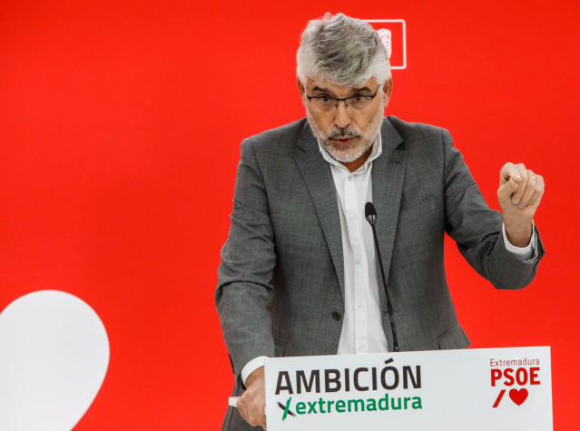 Archivo - El diputado del PSOE en el Congreso por Badajoz Valentín García en rueda de prensa