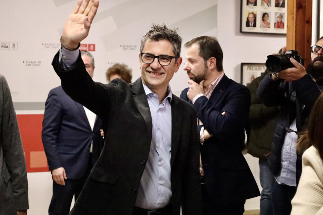 El ministro de la Presidencia, Relaciones con las Cortes y Memoria Democrática, Félix Bolaños, durante la inauguración de la exposición 'Memoria Democrática PSOE de Alcázar', en la sede del PSOE de Alcázar de San Juan (Ciudad Real).