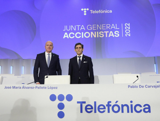 Archivo - (I-D) El consejero delegado de Telefónica, Ángel Vilá Boix, y el presidente de Telefónica, José María Álvarez-Pallete, durante la Junta General de Accionistas de Telefónica S.A., en el Edificio Central del Distrito Telefónica.