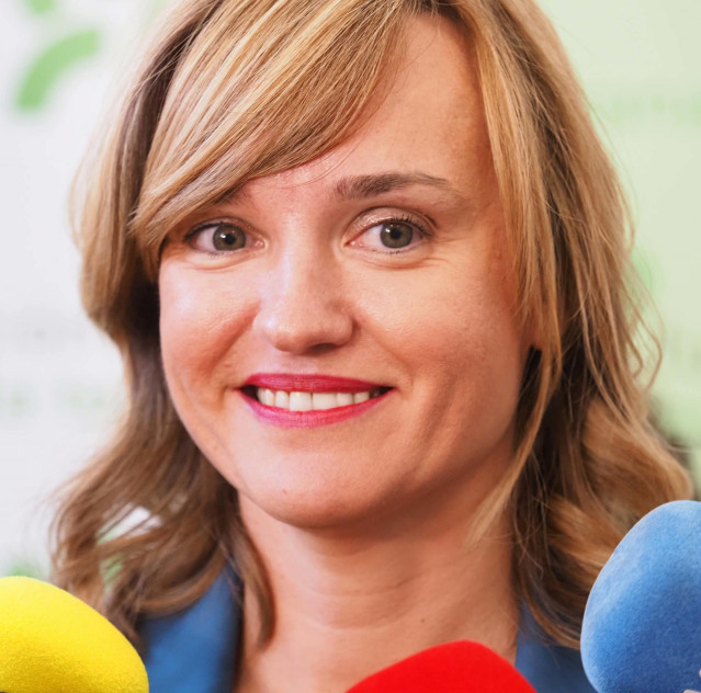 Archivo - La ministra de Educación y Formación Profesional, Pilar Alegría, ofrece declaraciones a los medios a su llegada al Colegio Santa Teresa de Jesús, a 30 de septiembre de 2022, en Valladolid, Castilla y León (España).