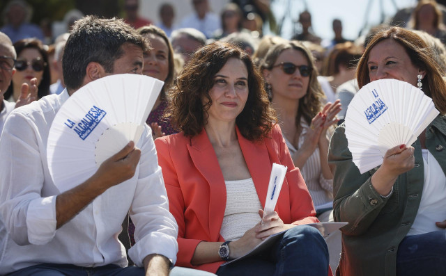 La presidenta de la Comunidad de Madrid, Isabel Díaz Ayuso, y el presidente del PP de la Comunidad valenciana, Carlos Mazón, durante un encuentro del Partido Popular de la Comunidad Valenciana