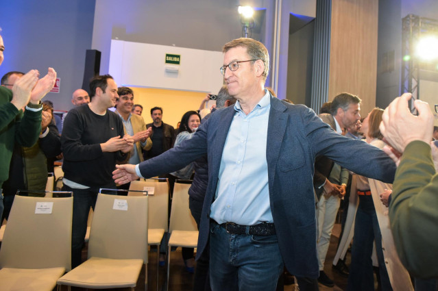 El presidente del Partido Popular, Alberto Nuñez Feijóo, saluda a simpatizantes de su partido en la presentación del programa electoral del PP para el 28M, a 26 de marzo de 2023,  en Guadalajara, Castilla-La Mancha, (España).