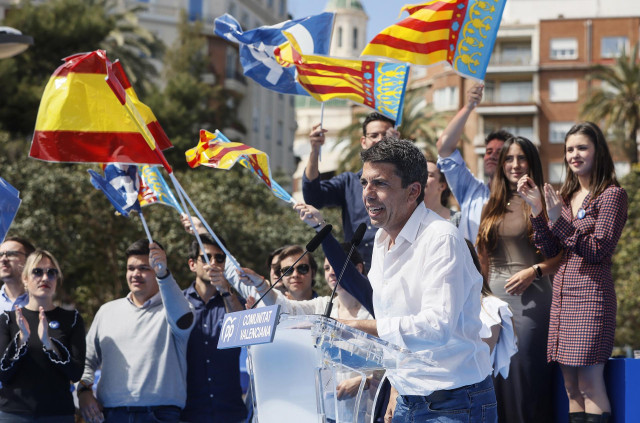 El presidente del PPCV, Carlos Mazón, interviene durante un acto con afiliados