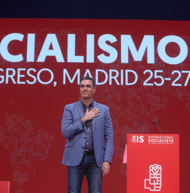 Archivo - El presidente del Gobierno, Pedro Sánchez, saluda tras su proclamación como presidente de la Internacional Socialista