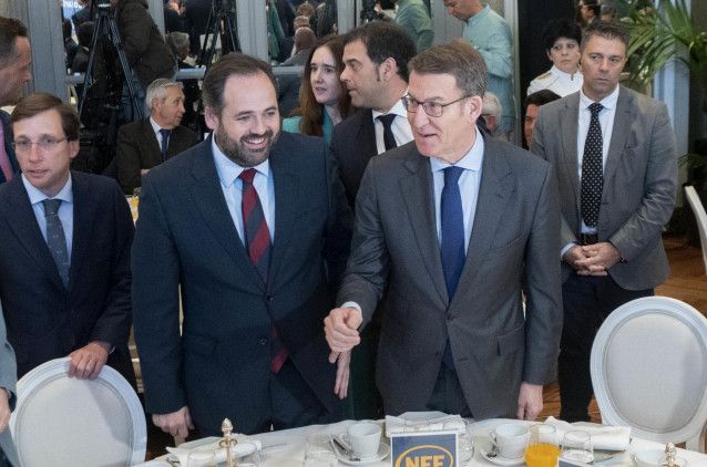 (I-D) El alcalde de Madrid, José Luis Martínez-Almeida; el presidente del Partido Popular de Castilla-La Mancha, Paco Núñez y el presidente del PP, Alberto Núñez Feijóo, durante un desayuno informativo de la tribuna Fórum Europa, en el Hotel Mandarin Orie