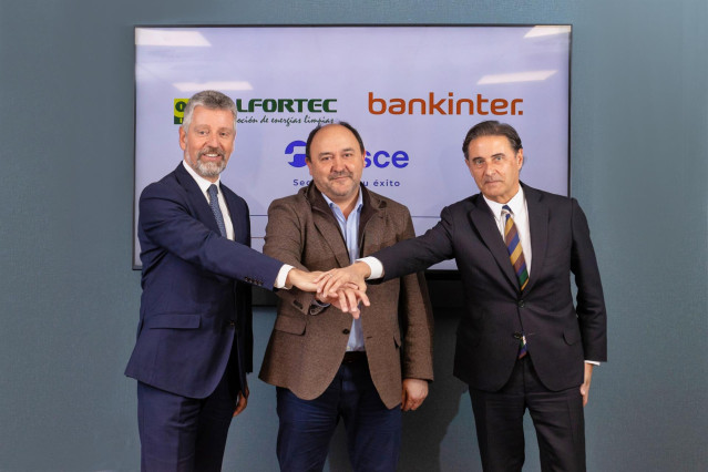 De izquierda a derecha: el presidente ejecutivo de Cesce, Fernando Salazar; el presidente de Valfortec, Fidel Roig; y el subdirector general y director territorial de Bankinter en la Comunidad Valenciana, Murcia y Baleares, Antonio Berdiel.