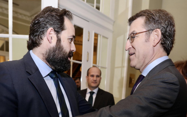 Archivo - El presidente del PP de C-LM, Paco Núñez, en una foto de archivo con el presidente de Galicia, Alberto Núñez Feijoo.
