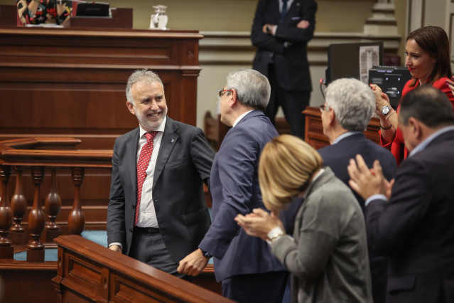 El presidente de Canarias, Ángel Víctor Torres (i), y el vicepresidente del Gobierno de Canarias y consejero de Hacienda, Presupuestos y Asuntos Europeos, Román Rodríguez (d), se saludan durante la primera jornada del 'Debate sobre el Estado de la Naciona