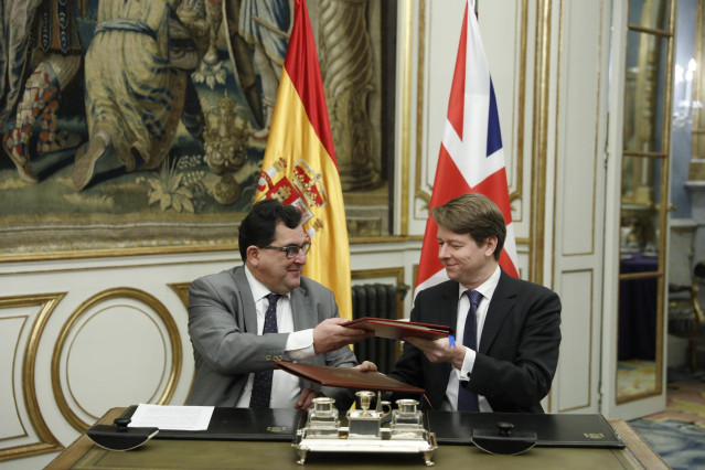 Archivo - El secretario de Estado para la ULuis Marco Aguiriano, y el ministro para la Salida de Europa, Robin Walker, durante la firma del acuerdo sobre la participación en determinadas elecciones de nacionales de cada país residentes en el territorio de