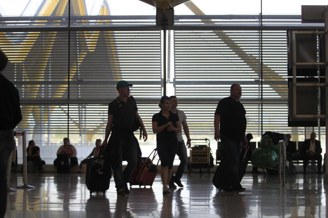 Archivo - Aeropuerto de Barajas, turismo, turistas, viajeros, viajes, avión, AENA, salidas, llegadas, retrasos, maletas, equipaje, embarque, embarcar.