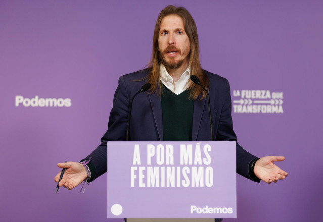 El portavoz nacional de Podemos, Pablo Fernández, ofrece una rueda de prensa en la sede de Podemos, a 27 de marzo de 2023, en Madrid (España).