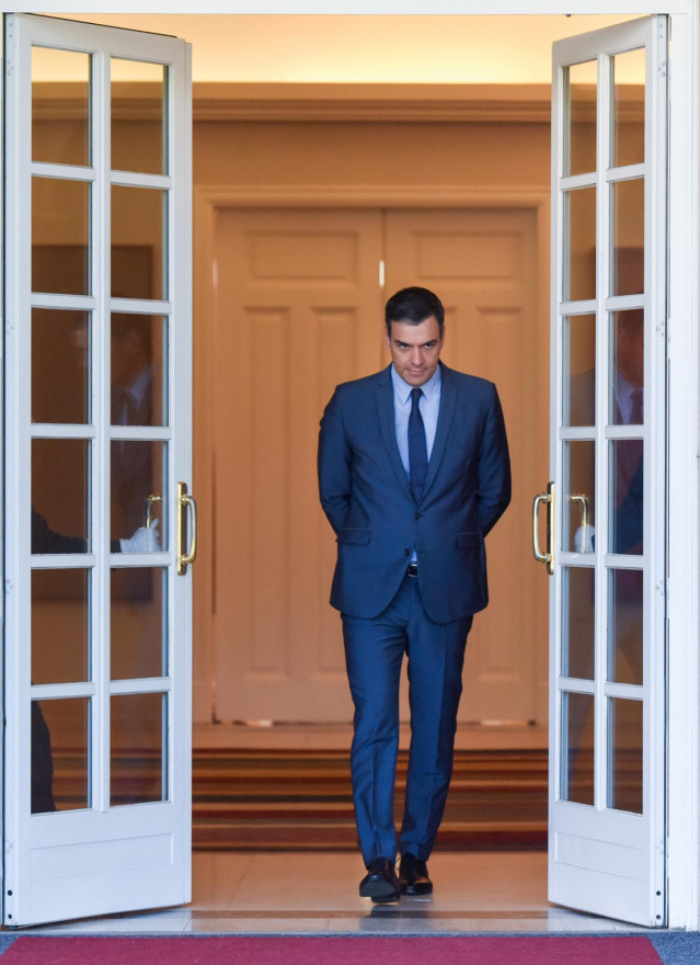 Archivo - El presidente del Gobierno, Pedro Sánchez,a las puertas de Moncloa
