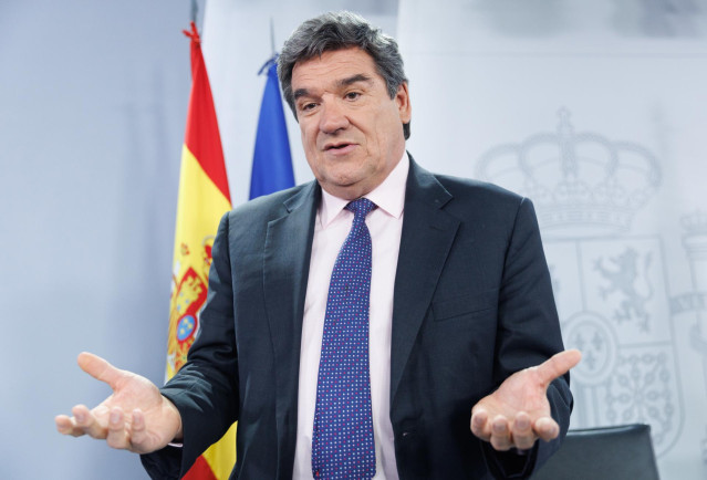 El ministro de Inclusión, Seguridad Social y Migraciones, José Luis Escrivá, atiende a medios tras una rueda de prensa posterior al Consejo de Ministros, en el Palacio de La Moncloa, a 16 de marzo de 2023, en Madrid (España). El Consejo de Ministros, reun