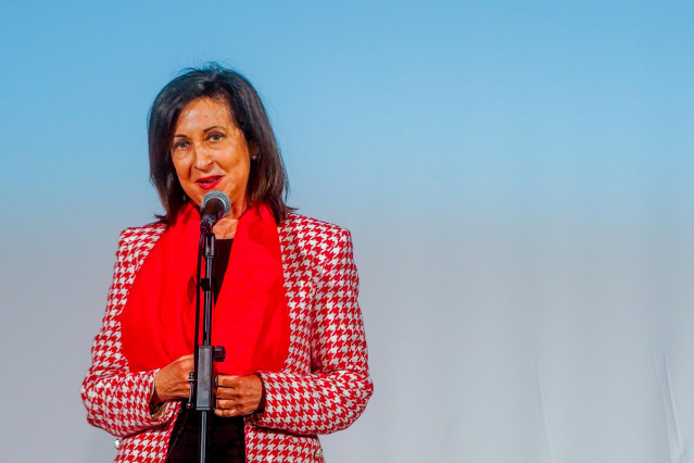 La ministra de Defensa, Margarita Robles, se dirige al público asistente en el el acto de  homenaje a los galardonados con el Premio Sabino Fernández Campo, que este año distingue al Despliegue en el Este de Europa y al Buque Escuela Juan Sebastián Elcano