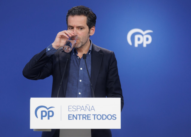 Archivo - El portavoz de Campaña del PP, Borja Sémper, bebe de un vaso de agua durante una rueda de prensa en la sede del partido, a 20 de febrero de 2023, en Madrid (España). La comparecencia ha tenido lugar después de la reunión del Comité de Dirección