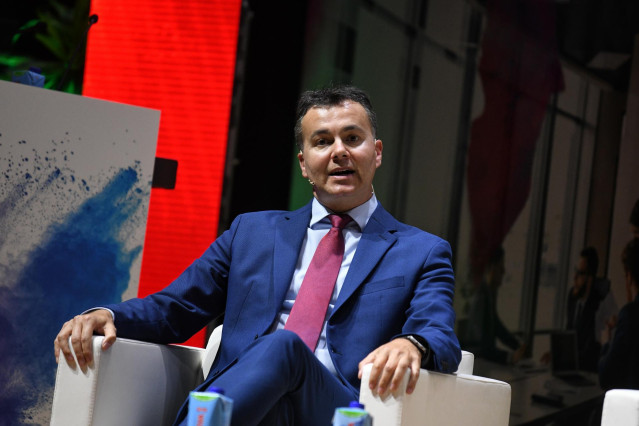 El presidente de la Comisión Constitucional del Congreso de los diputados PSOE, Héctor Gómez, durante el IV Encuentro SANFI Alumni, en la sede del banco Santander, a 9 de marzo de 2023, en Madrid (España).