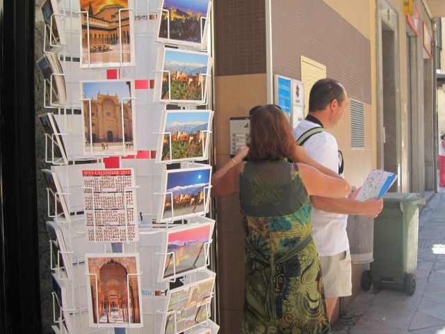 Archivo - Turistas españoles en Granada