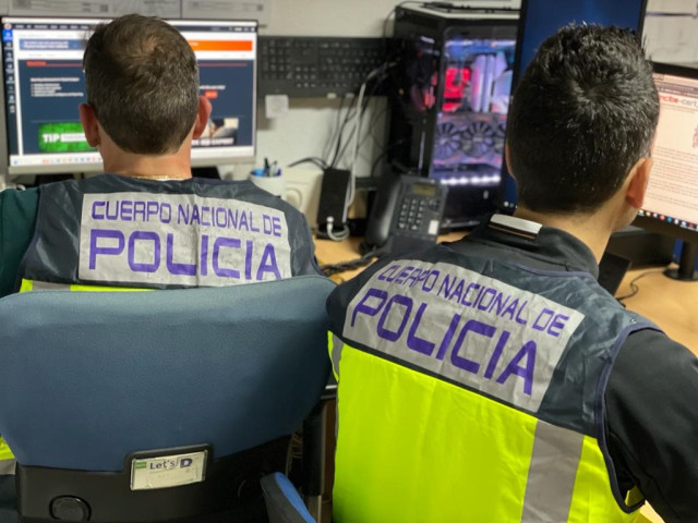 Agentes de Policía Nacional investigan contenidos en la red.