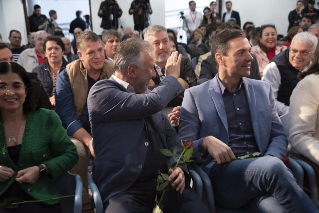 Archivo - (I-D) La ministra de Sanidad, Carolina Darias, el presidente del Gobierno de Canarias, Ángel Víctor Torres, y el secretario general del PSOE y presidente del Gobierno, Pedro Sánchez, durante una reunión con militantes del partido socialista, en