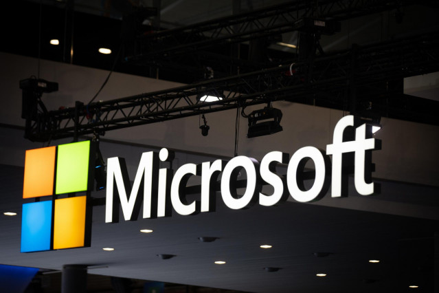 Logo de Microsoft en el Mobile World Congress (MWC) 2023 durante la segunda jornada, a 28 de febrero de 2023, en L'Hospitalet de Llobregat, Barcelona, Catalunya (España).