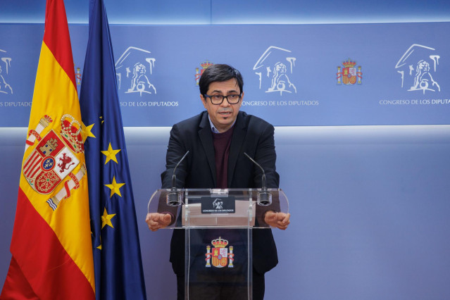 Archivo - El secretario primero de la Mesa del Congreso, Gerardo Pisarello, interviene en una rueda de prensa anterior a la Junta de Portavoces, a 20 de diciembre de 2022, en Madrid (España).