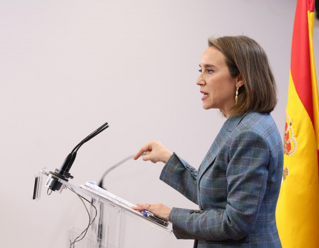 La secretaria general del PP, Cuca Gamarra, interviene durante una rueda de prensa posterior a la reunión de la Junta de Portavoces, en el Congreso de los Diputados, a 28 de marzo de 2023, en Madrid (España).