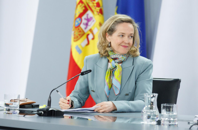 La vicepresidenta primera y ministra de Asuntos Económicos y Transformación Digital, Nadia Calviño, durante una rueda de prensa posterior a la reunión del Consejo de Ministros, en el Palacio de la Moncloa, a 28 de marzo de 2023, en Madrid (España). El Con