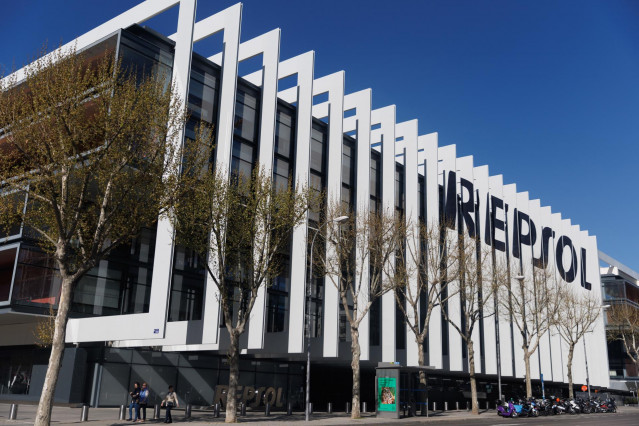 Fachada de la sede de Repsol, a 27 de marzo de 2023, en Madrid (España).